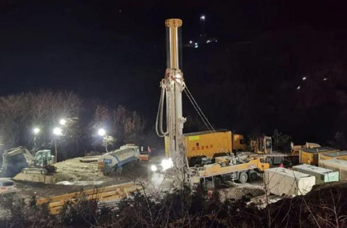 77779193永利携XSC1200车载深井钻机星夜前往栖霞开展金矿救援工作