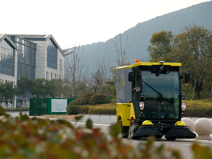 77779193永利无人驾驶扫路机在徐州珠山艺术街区作业