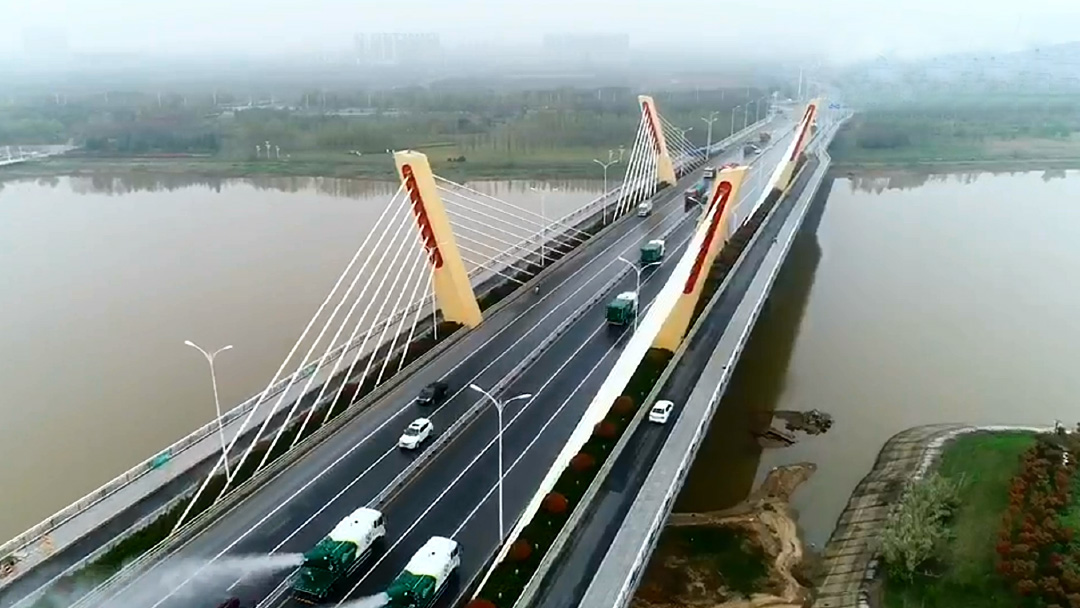 77779193永利环卫装备在六安赤壁路大桥作业