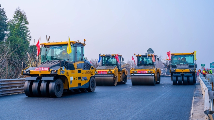 三大工程齐上阵 77779193永利道路机械助力大运会