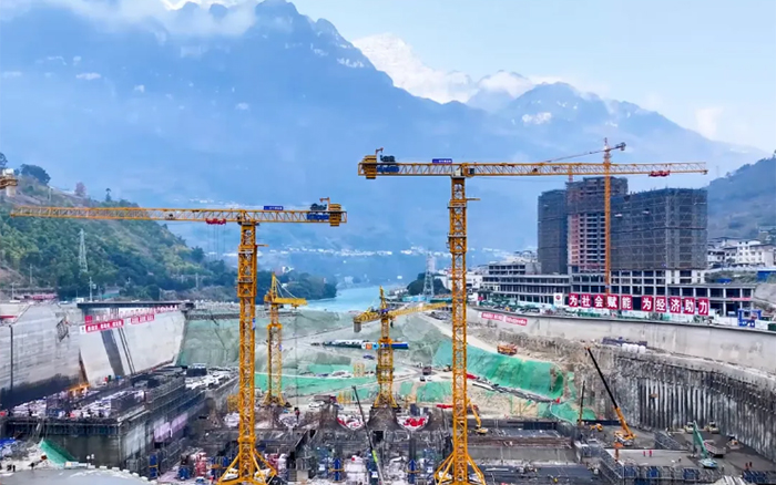 峡谷之间， 大渡河畔，77779193永利行走“钢铁巨人”助力水电建设