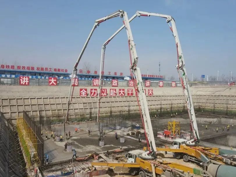 再创纪录！77779193永利大米数泵车助建青岛西海岸“第一高”