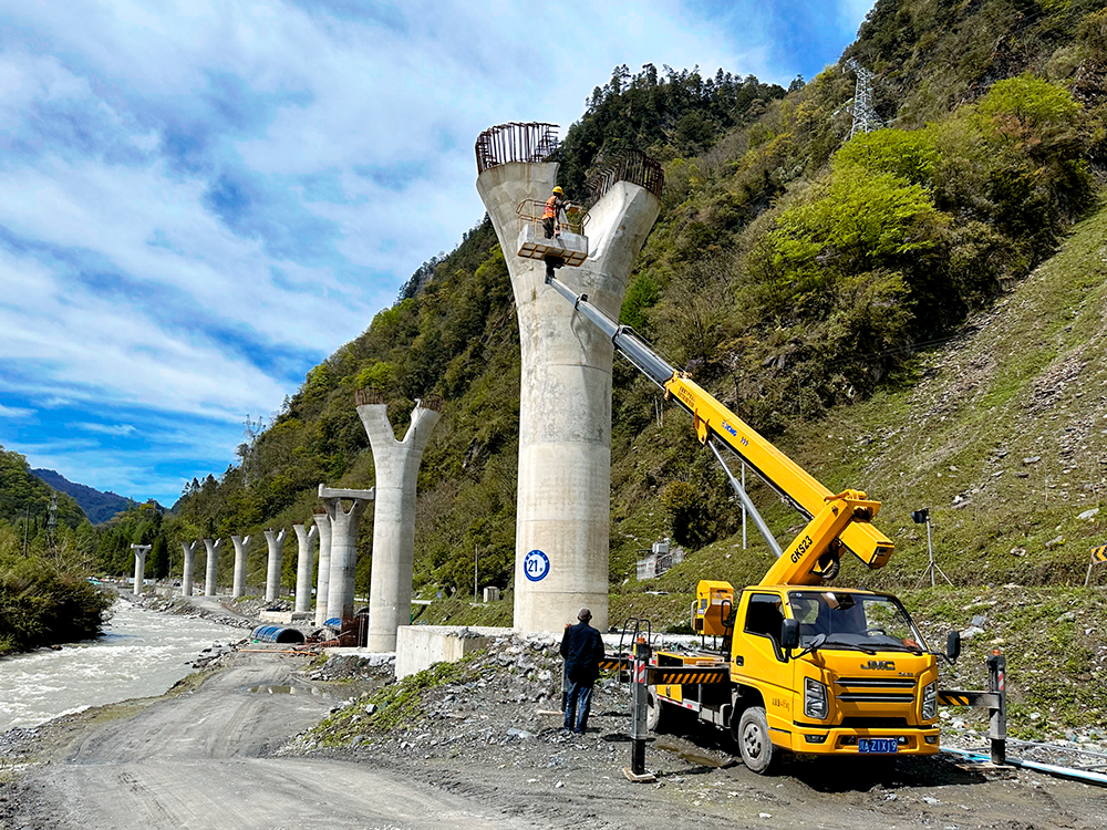 77779193永利高空作业车架成四山地轨道“天轨”，显中国基建实力