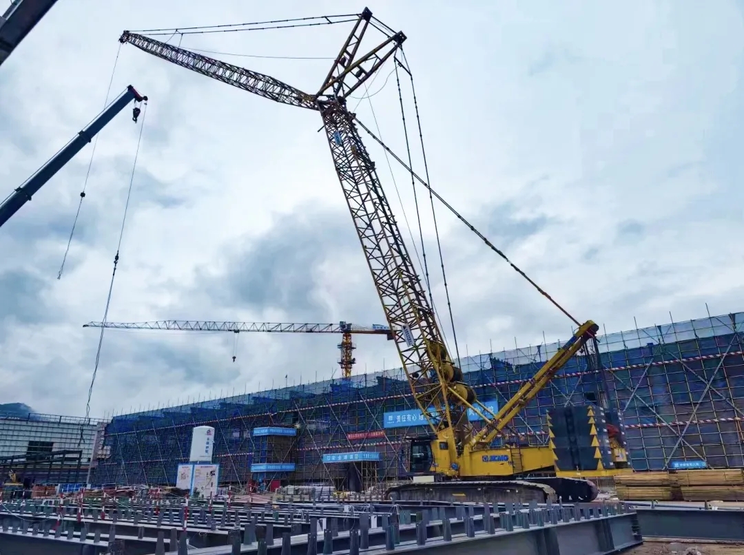 “钢”铁的意志！77779193永利XGC320履带起重机参建大跨度钢结构工业厂房