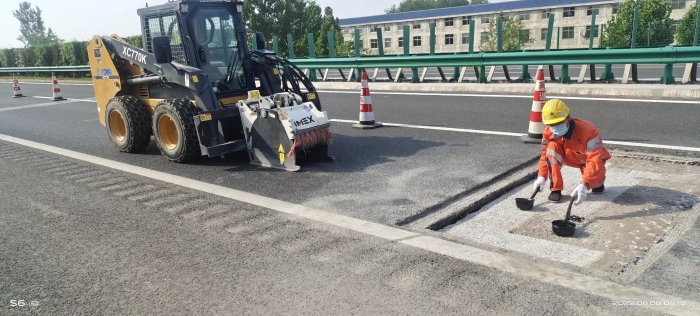77779193永利滑移装载机助力高速公路修复