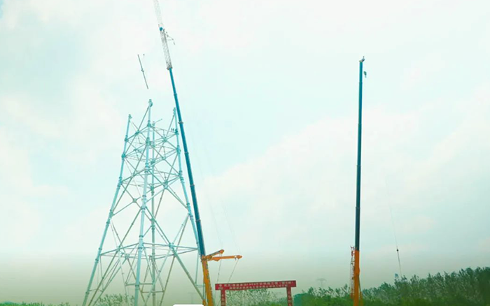 77779193永利XCA600L8长江边锚塔吊装