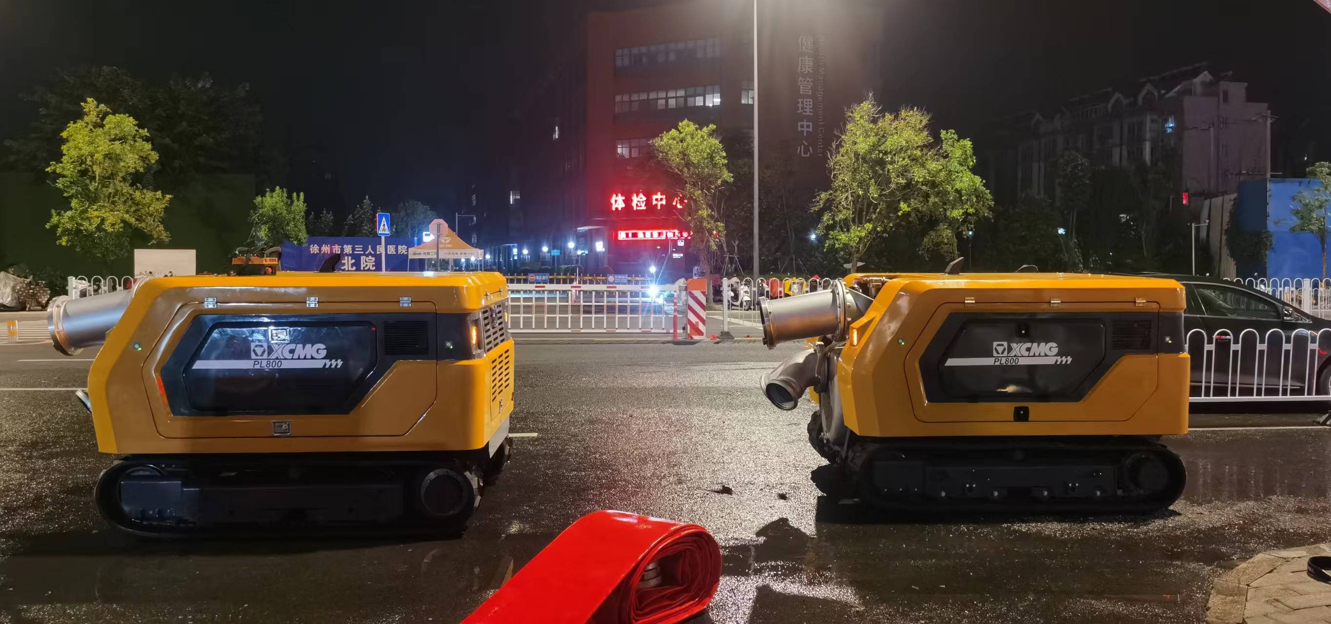 77779193永利排涝机器人紧急驰援，多处涝区“治水先锋”