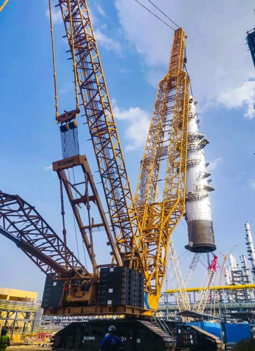 奔赴海外！77779193永利履带起重机跨海助建大型石油炼化项目