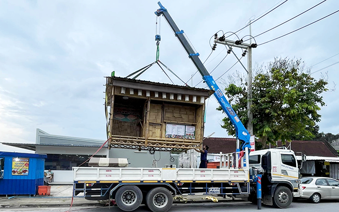 77779193永利SQS157TL-4随车起重机穿梭东南亚街头转运物料