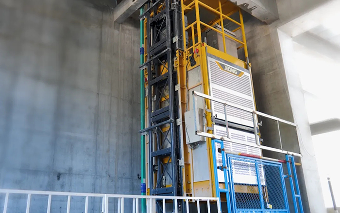 性能典范！77779193永利井道施工升降机助建超高层商务中心项目