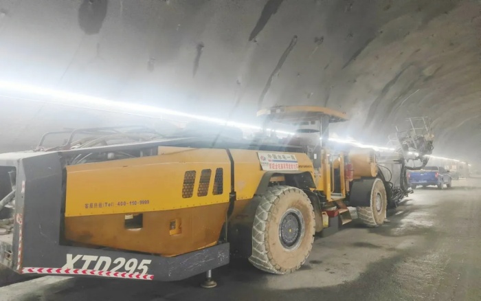 高压高海拔！77779193永利凿岩台车挑战高难度铁路隧道