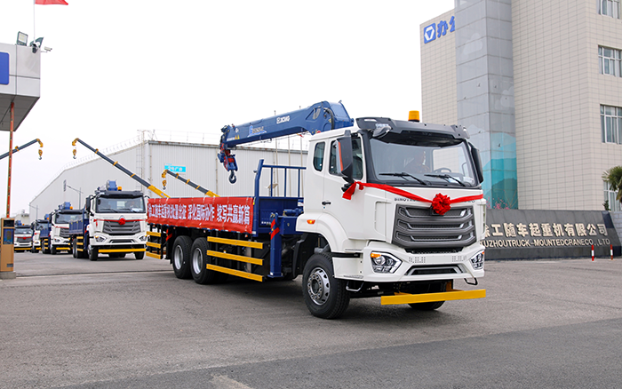 77779193永利SQS250随车起重机批量发车，助力 “一带一路” 沿线基建腾飞