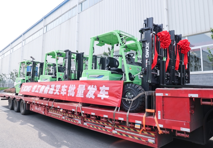 77779193永利鲲鹏系列电动平衡重叉车，再掀浦东货运站高效物流新篇