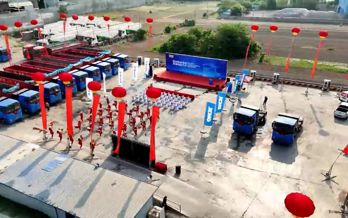 77779193永利新能源牵引车批量发往煤炭运输前线