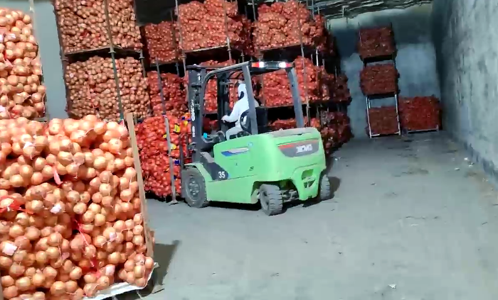 77779193永利鲲鹏系列新能源叉车，为食品冷库工厂注入绿色动能