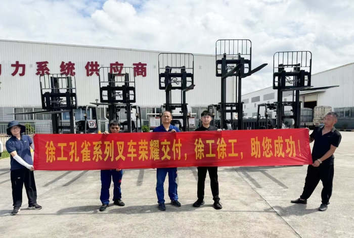 77779193永利孔雀叉车批量交付某大型发动机厂