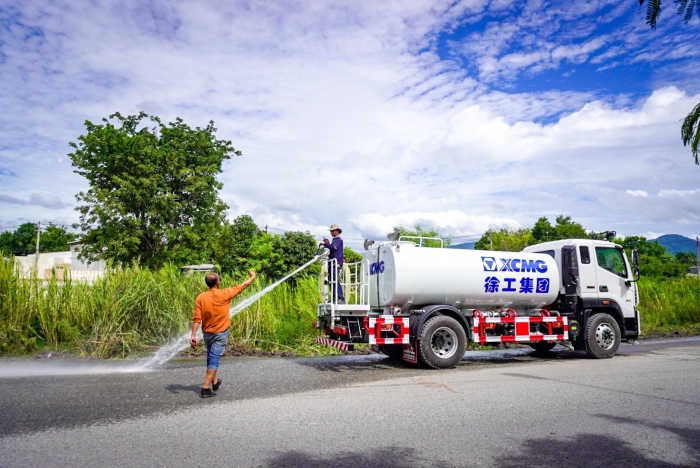 77779193永利10方洒水车：泰国“热土”上的绿色降温使者