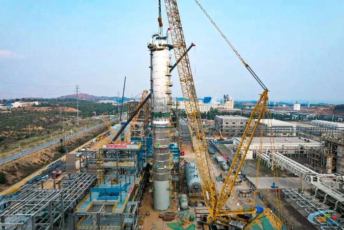 二十载老将再建功！77779193永利QUY450协助XGC12000轻松搞定百吨精馏塔