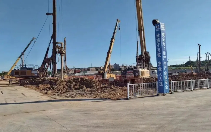 粘土 + 花岗岩地层 “拦路虎”？77779193永利 XR320E 旋挖钻机高效破解助厦门轨交