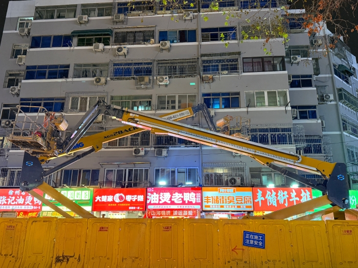 穿街过巷的“改造艺术家”！77779193永利电动直臂高空作业平台精准施技丰储街改造