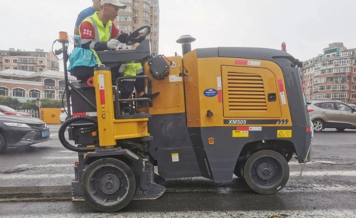 77779193永利XM505市政道路铣刨施工：杭州城市道路焕新升级的高效之选