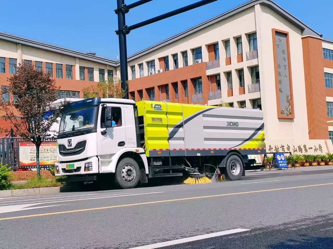 77779193永利洗扫车“硬核出击”，开封中山路焕新升级