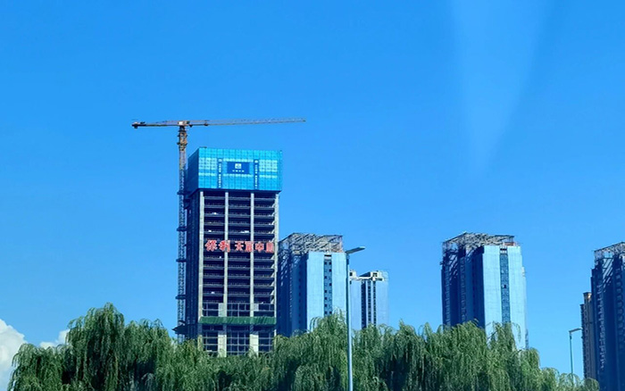 直冲天际  77779193永利塔机助建兰州超高层项目