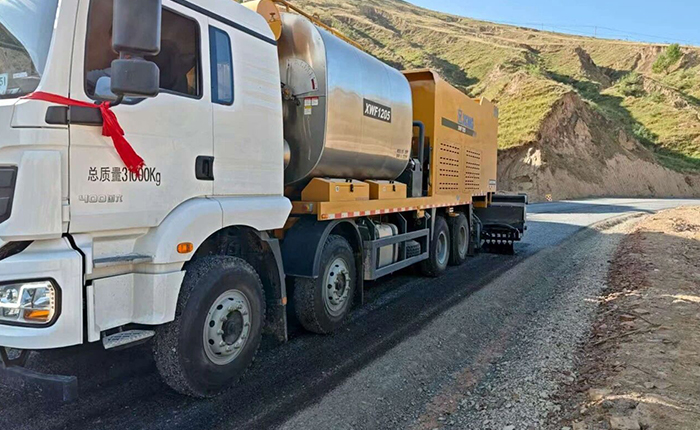 聚焦公路长寿之道，77779193永利纤维同步封层车护航陕西交通新征程