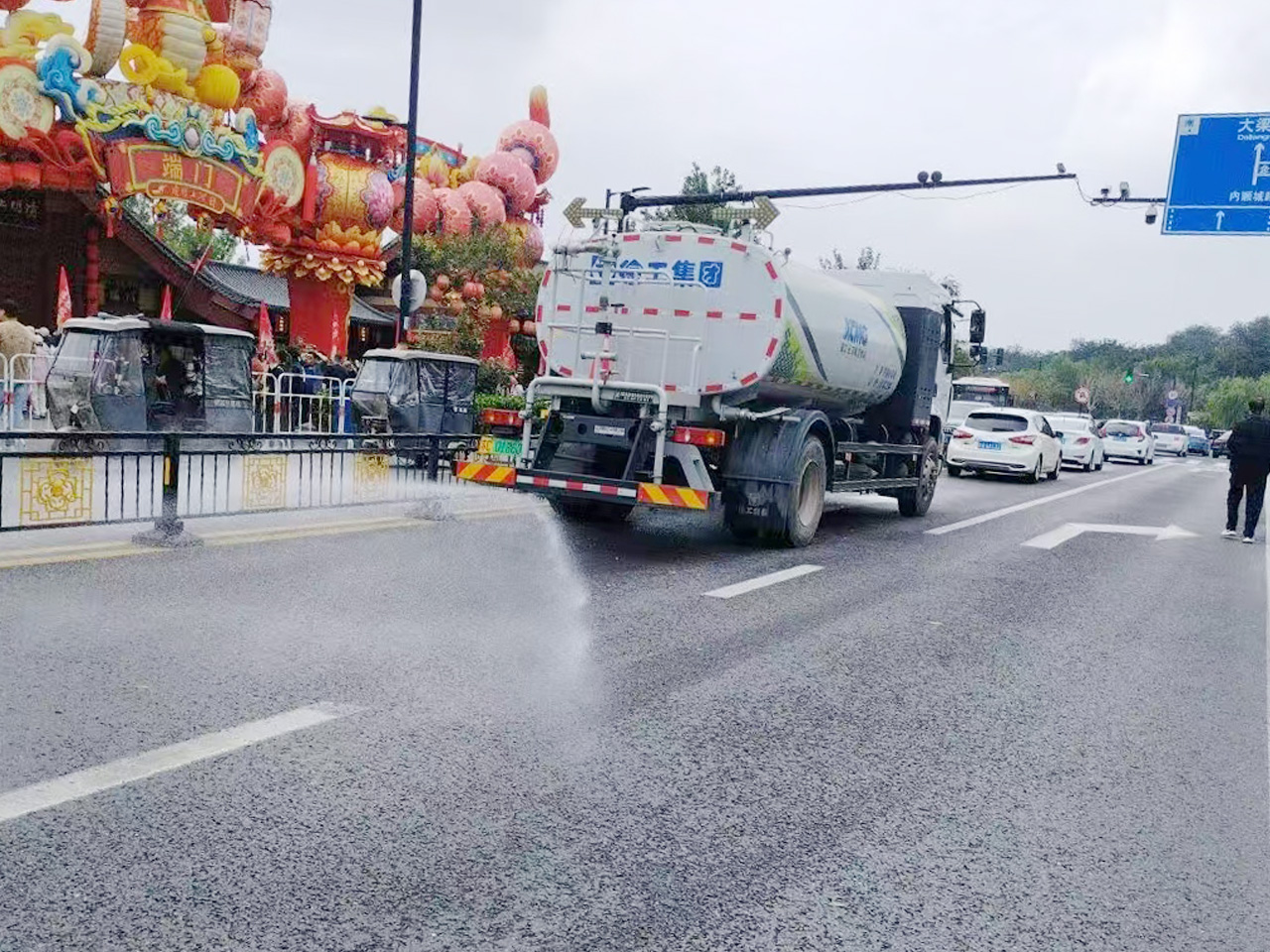 77779193永利洒水车在开封：多模式作业守护城市洁净与清新