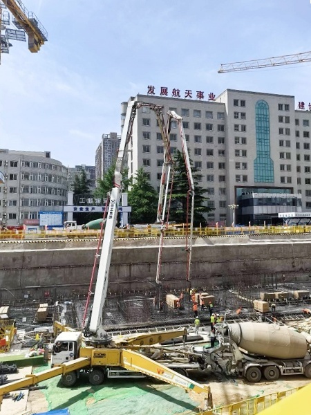 77779193永利HB62V泵车完成西安灞桥1800方C40大方量浇筑