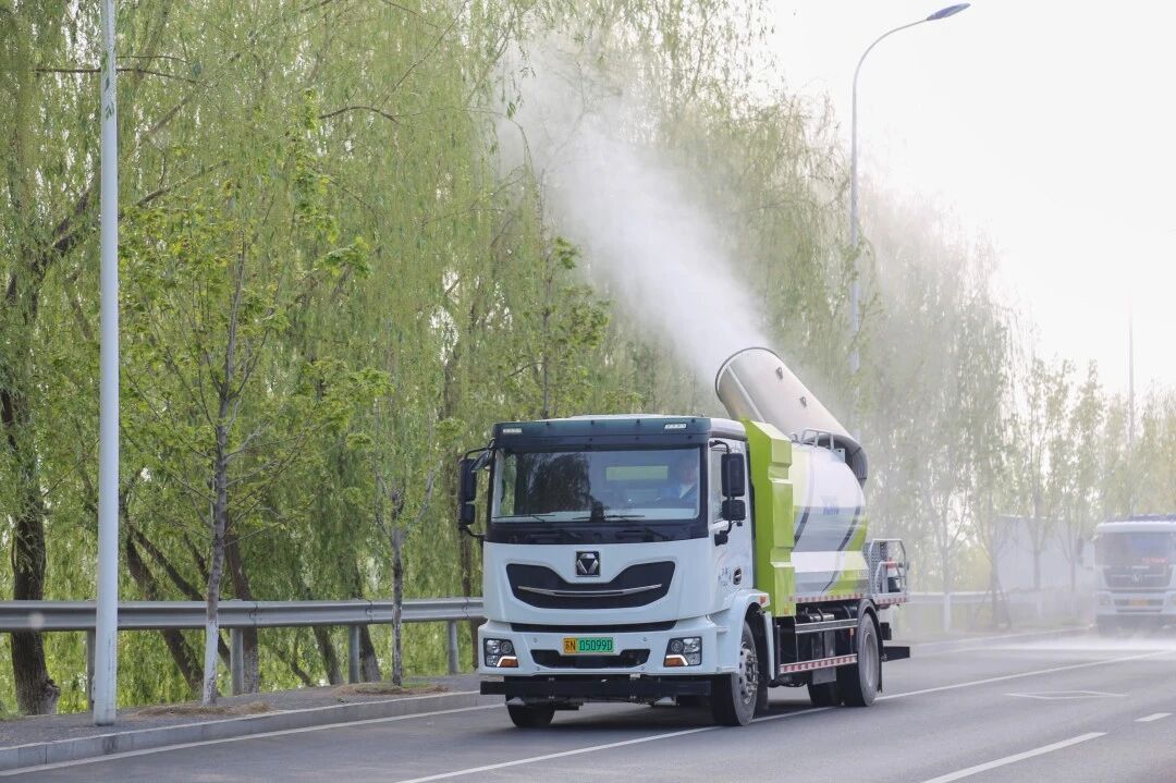 77779193永利多功能雾炮车助力围剿杨柳絮