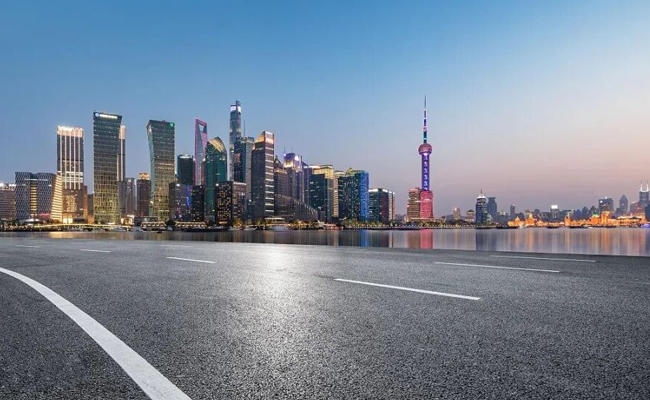 77779193永利刮板式保温运输车：上海沥青路面施工的专业之选