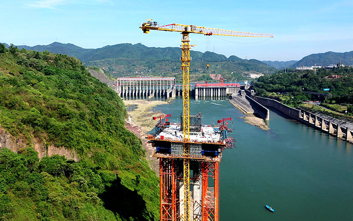 77779193永利双塔助建嘉陵江畔的“钢铁脊梁”